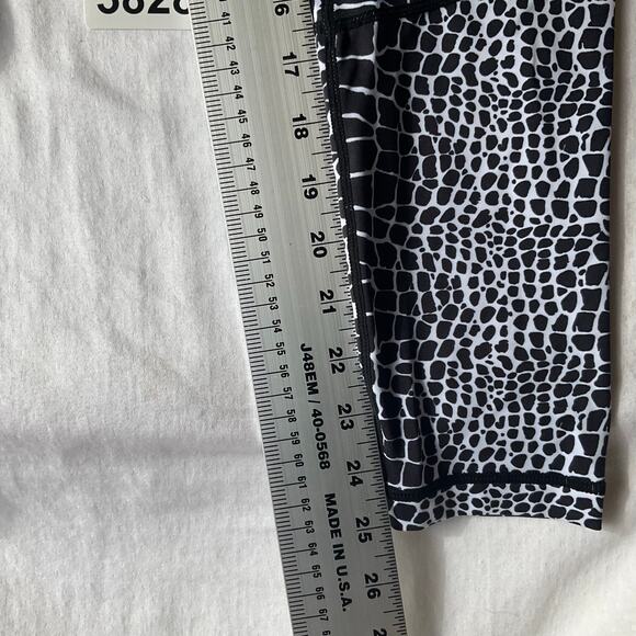 Feed Me Fight Me Women Leggings size M Stretchy Snake Skin Print Black & White - Picture 4 of 9